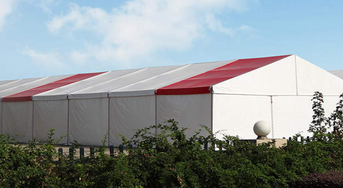 篷房在現(xiàn)代生活中各方面的運(yùn)用越來與廣泛，不僅僅是企業(yè)在各大型戶外展會(huì)活動(dòng)或宣傳活動(dòng)中可用到，更多體育賽事篷房或個(gè)性篷房婚禮中，篷房都是隨處可見的身影。篷房究竟是以什么樣的優(yōu)勢而被大家所追捧?